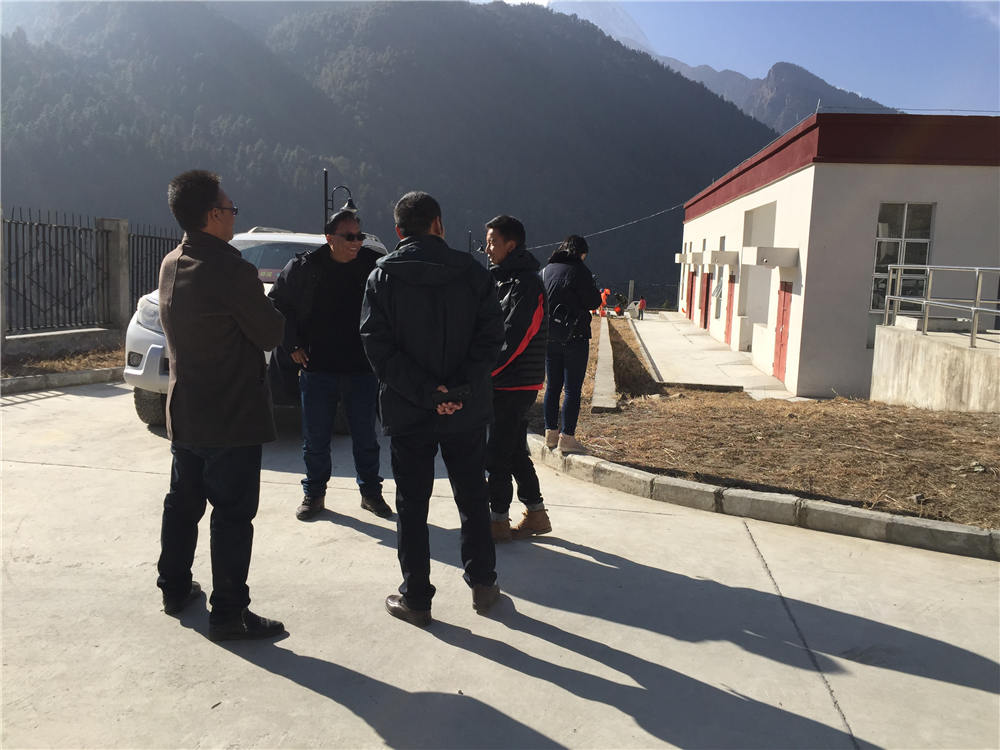 日喀則市環(huán)保督導(dǎo)組蒞臨吉隆縣污水處理廠檢查并指導(dǎo)工作，我吉隆縣環(huán)保局局長和分管縣長熊等領(lǐng)導(dǎo)陪同